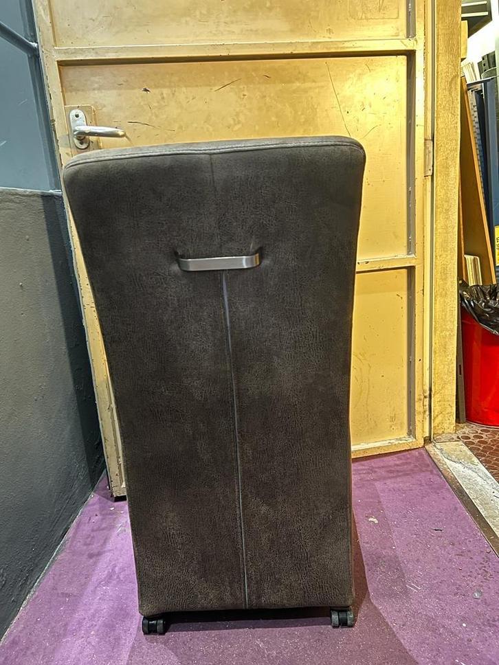 3 Suède Stoelen met Wieltjes - Eetkamer/Vergadering, Huis en Inrichting, Stoelen, Gebruikt, Drie, Stof, Bruin, Ophalen