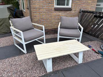 Loungeset 2 stoelen en tafel beschikbaar voor biedingen