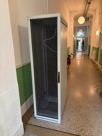 Serverkast - Prima Staat, incl. Stroomtoevoer beschikbaar voor biedingen