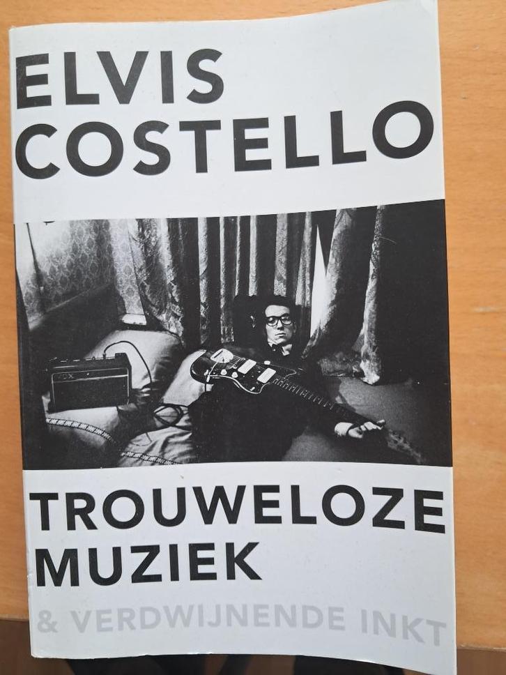 Elvis Costello Trouweloze muziek en verdwijnende inkt, Boeken, Muziek, Zo goed als nieuw, Artiest, Ophalen of Verzenden