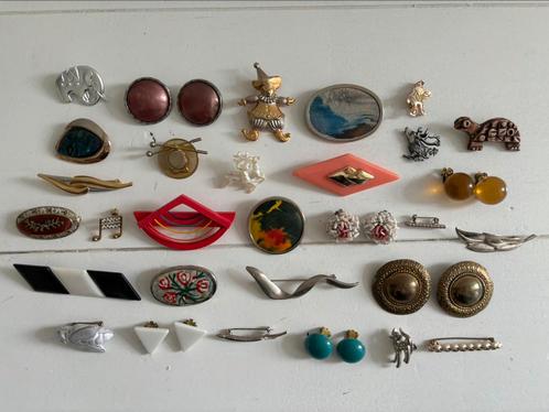 Lot met 30 leuke broches, pins en clip oorbellen, Sieraden, Tassen en Uiterlijk, Broches, Gebruikt, Overige materialen, Overige kleuren