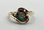 Gouden  ring met edelsteen opaal en witte topaas. 2025/503.