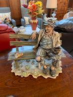 Beeld Capodimonte Porseleinen Beeld man op bankje, Verzamelen, Beelden en Beeldjes, Ophalen of Verzenden, Zo goed als nieuw, Mens