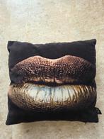 Zwart kussen met gouden lippen 40 x 40 cm, Ophalen, Zo goed als nieuw, Zwart, Vierkant