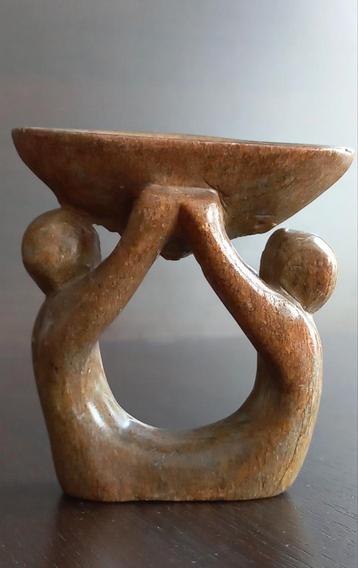 Antieke stenen sculptuur – Twee figuren die een kom dragen beschikbaar voor biedingen