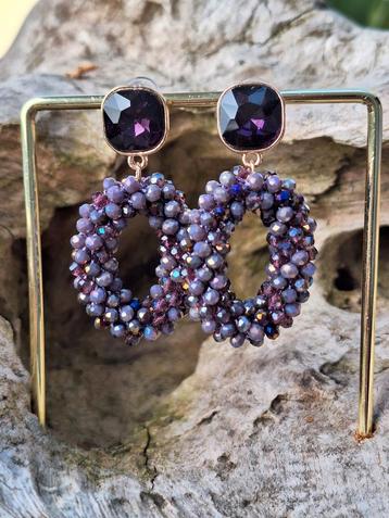 Vergulde oorstekers met swarovski kristallen beschikbaar voor biedingen