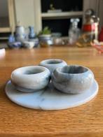 Vintage marmeren waxinelichthouders op plateau, Huis en Inrichting, Woonaccessoires | Kandelaars en Kaarsen, Overige materialen