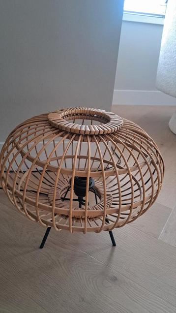 Rotan tafellamp stalen pootjes