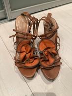 Bruine Hakken met Bloemen, Ophalen of Verzenden, Zo goed als nieuw, Bruin, Pumps