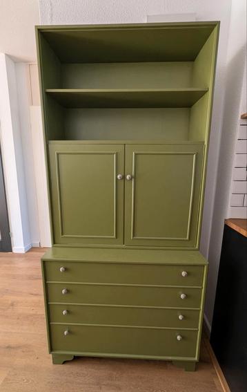 Groene buffetkast met wit/groene knopjes beschikbaar voor biedingen