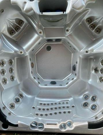 8 persoons balboa jacuzzi over compleet 3250€  beschikbaar voor biedingen