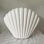 Schelp vaasje strand zee crème wit deco vaas vintage look, Gebruikt, Wit, Aardewerk of Porselein, Ophalen of Verzenden