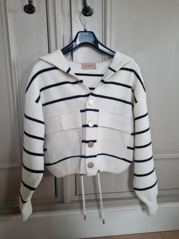Deze comfortabele en stijlvolle knit is gemaakt van zachte,  beschikbaar voor biedingen