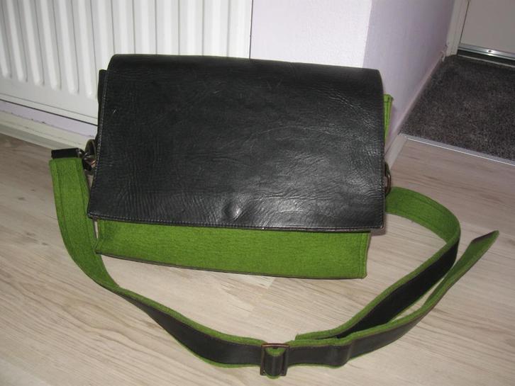 WEIDESIGN bijzondere tas zwart leer groen vilt goede staat, Sieraden, Tassen en Uiterlijk, Tassen | Damestassen, Zo goed als nieuw