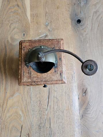 Handmatige koffiemolen met een stalen maalwerk van Peugeot  beschikbaar voor biedingen