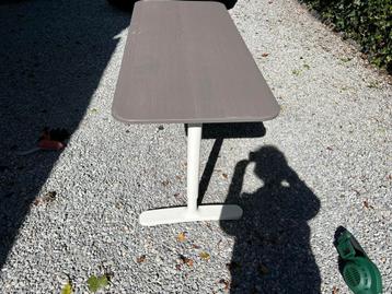IKEA " bekant" bureau 140x60 cm (moet weg!)  beschikbaar voor biedingen