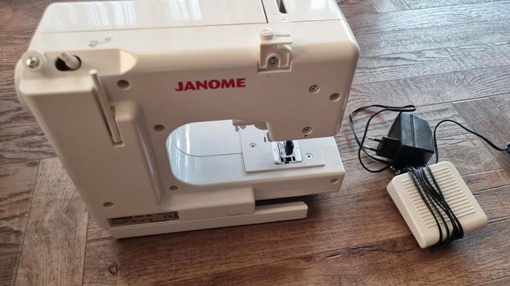 Kleine Janome Naaimachine - Perfect voor Beginners!, Hobby en Vrije tijd, Naaimachines en Toebehoren, Gebruikt, Naaimachine, Janome