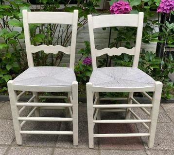 2 witte grenen stoeltjes met rieten zitting beschikbaar voor biedingen