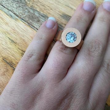 Ring met verwisselbaar steentje beschikbaar voor biedingen