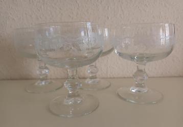 4 vintage coupes glazen met frozen druivenrank beschikbaar voor biedingen
