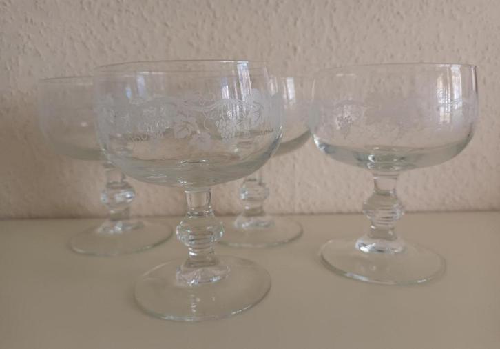 4 vintage coupes glazen met frozen druivenrank, Antiek en Kunst, Antiek | Glas en Kristal, Ophalen of Verzenden