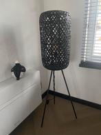 Zwarte gevlochten rotan vloerlamp, Huis en Inrichting, Ophalen, Zo goed als nieuw, Overige materialen, 150 tot 200 cm