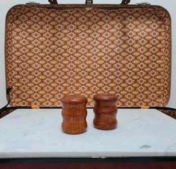 Vintage houten peper en zoutstel beschikbaar voor biedingen