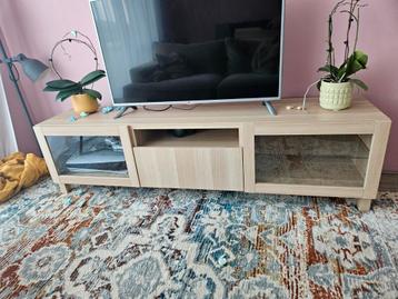 TV Meubel met Glazen Deuren beschikbaar voor biedingen