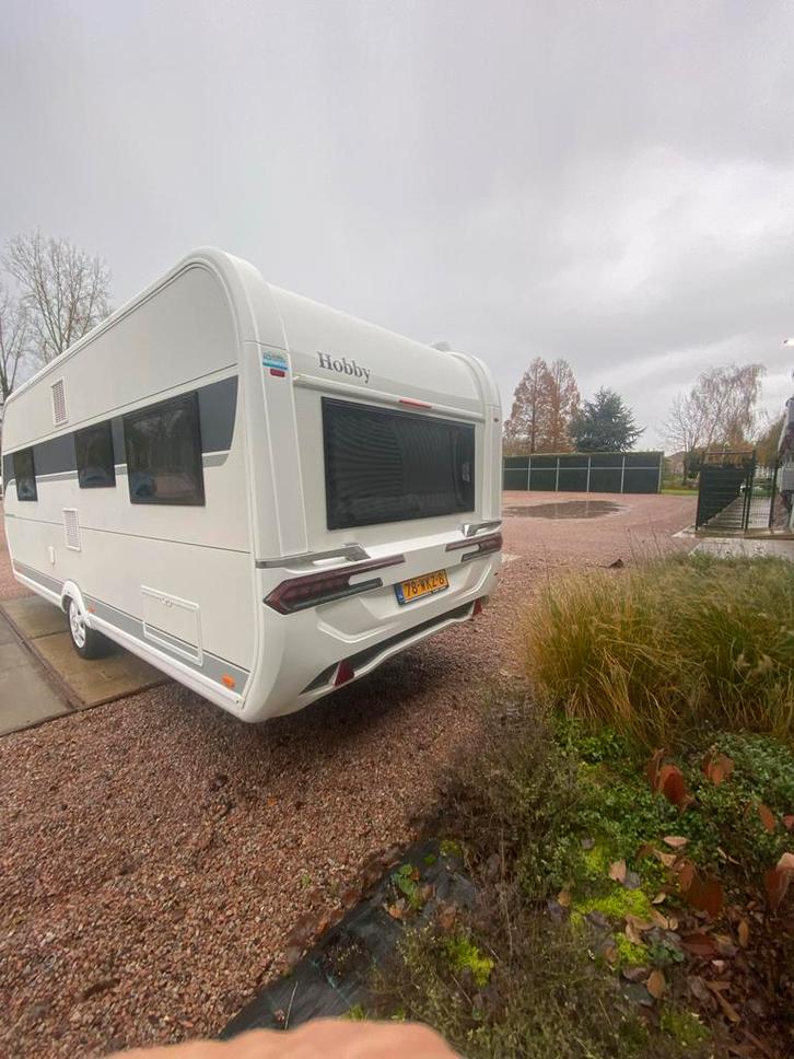 Hobby 540 UFF 2024 met mover en airco, Queensbed, Caravans en Kamperen, Caravans, Particulier, tot en met 4, 1250 - 1500 kg, Rondzit