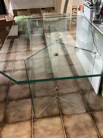 glazen tafel beschikbaar voor biedingen