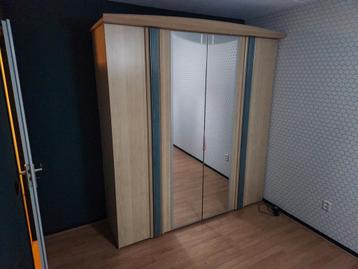 Grote kledingkast met spiegel en spotjes beschikbaar voor biedingen