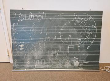 Schoolbord muziek met notenbalken beschikbaar voor biedingen