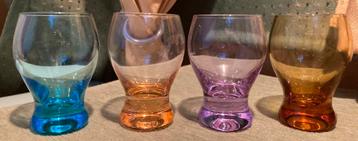 4 Vintage Glaasjes gekleurd glas  beschikbaar voor biedingen