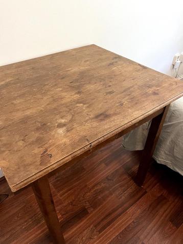 Houten bureau beschikbaar voor biedingen