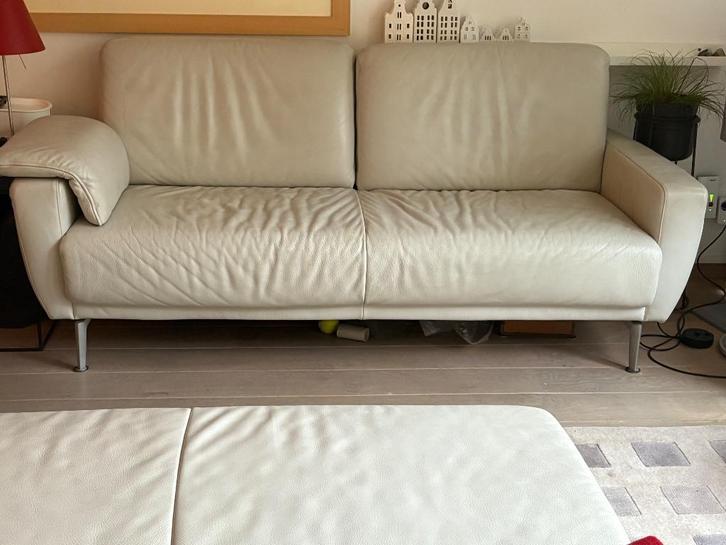 Leren 2 zits bank off white met voetenbank, Huis en Inrichting, Banken | Bankstellen, Gebruikt, Rechte bank, Tweepersoons, 150 tot 200 cm