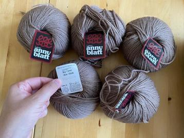 Nieuw 5 bollen 100% Wol beige breiwol Anny Blatt Rookvrij hu beschikbaar voor biedingen
