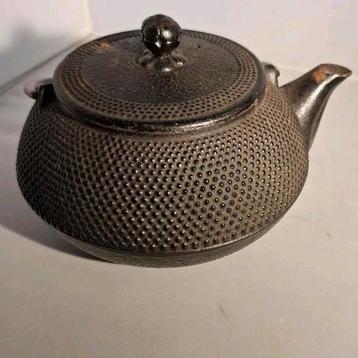 Chinese gietijzeren theepot.  beschikbaar voor biedingen