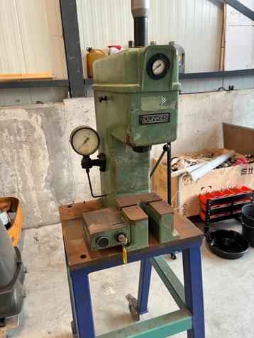 Dunkes pneumatische pers beschikbaar voor biedingen