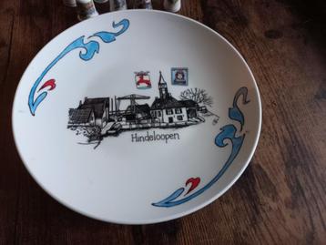 wandbord Hindeloopen & 15 porseleinen vingerhoedjes. beschikbaar voor biedingen