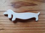 Broche - afbeelding teckel - kunststof, Sieraden, Tassen en Uiterlijk, Ophalen of Verzenden, Zo goed als nieuw, Wit, Overige materialen