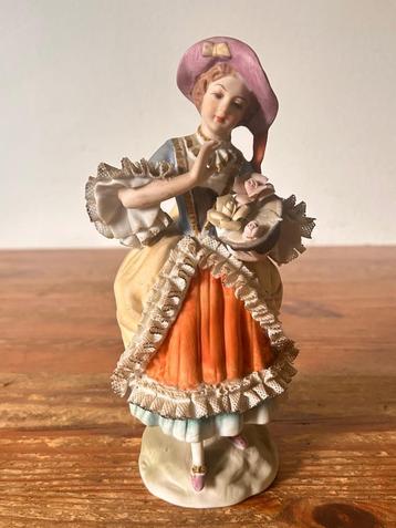 Sculptuur - jonge vrouw met mand - porselein beschikbaar voor biedingen