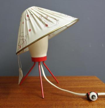 50 jaren rode stippen kapje tafel lamp op wit rood voetje  beschikbaar voor biedingen