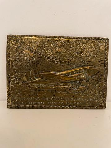 Messing gedenkplaat | KLM-vliegtuig de Uiver | 1900-1950 beschikbaar voor biedingen