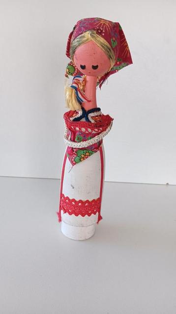 Houten poppetje van 22 cm hoog.
 beschikbaar voor biedingen