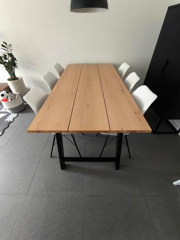 Scandinavische eettafel met 6 witte stoelen beschikbaar voor biedingen