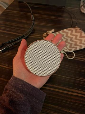 Mini bluetooth speaker met tasje beschikbaar voor biedingen