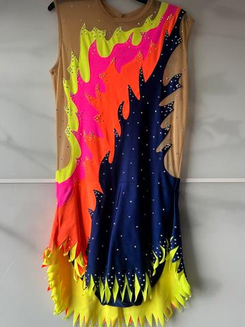 Turnpakje  vlammen rytmisch gym pak 12 tot 14 jaar ongeveer beschikbaar voor biedingen