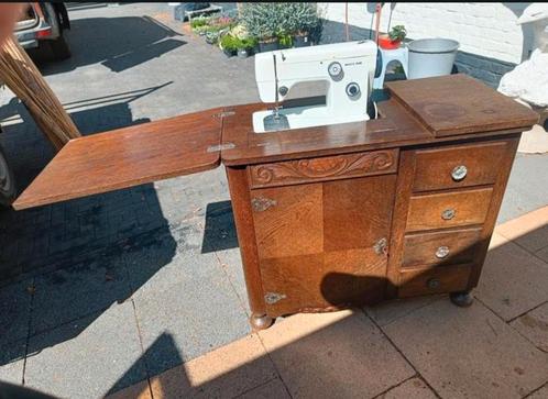 Vintage Riccar Naaimachine in Meubel, Antiek en Kunst, Antiek | Naaimachines, Ophalen