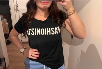 Zwart t-shirt beschikbaar voor biedingen