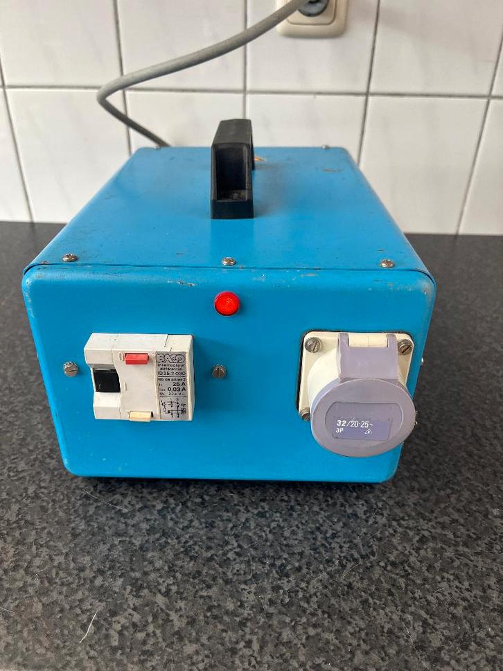 Zware voeding trafo 28 volt . Dubbel trafo . Weegt 16 kilo ., Hobby en Vrije tijd, Elektronica-componenten, Gebruikt, Ophalen of Verzenden